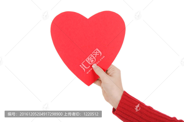 女性手拿紙心