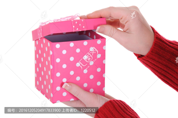 女性手打開粉紅色禮品盒