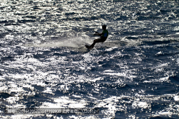 在背光kitesurfer剪影