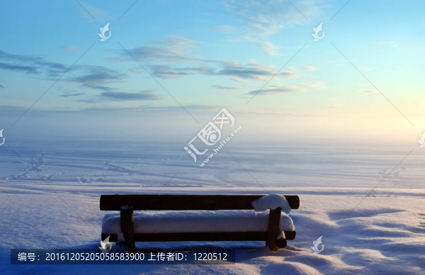 公園的長(zhǎng)椅上
