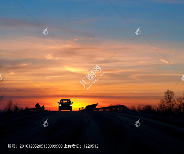 車在日落
