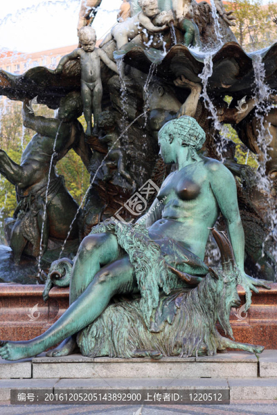 Neptunbrunnen（海神噴泉）在Alexanderplatz廣場；柏林；德國