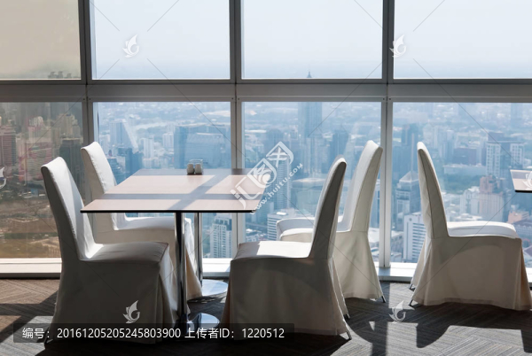 摩天樓餐廳的空桌