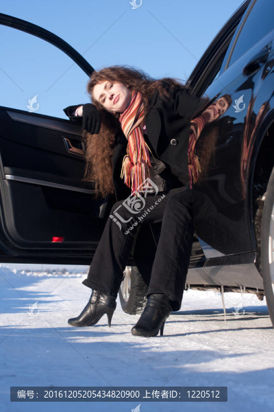 坐在車里的女人