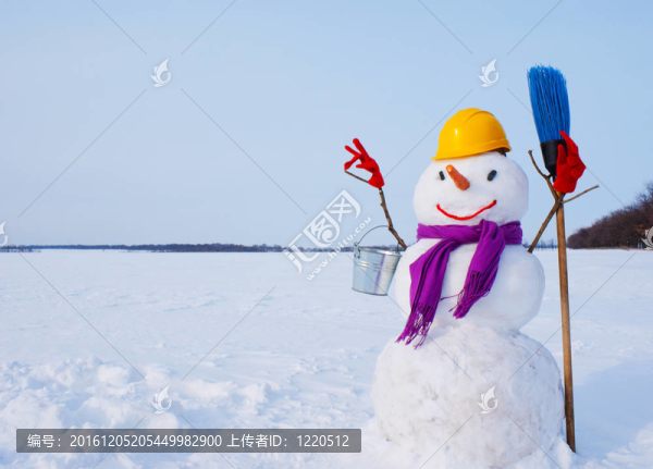 雪地上孤獨(dú)的雪人