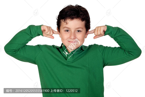 小孩用手托著耳朵