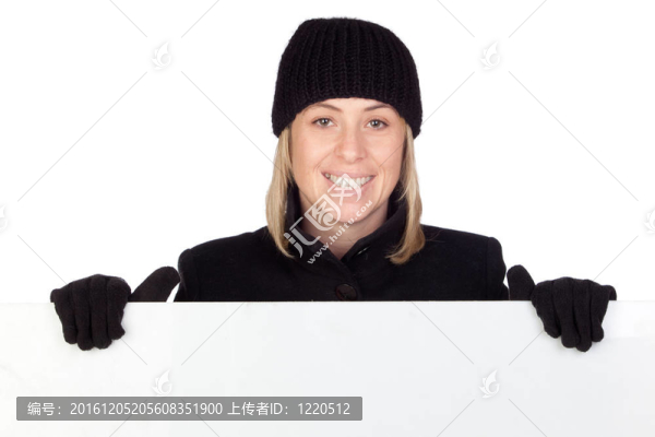 穿黑上衣的金發(fā)女人
