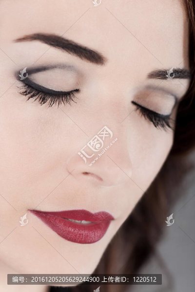 美麗的女人閉上眼睛，紅唇緊閉
