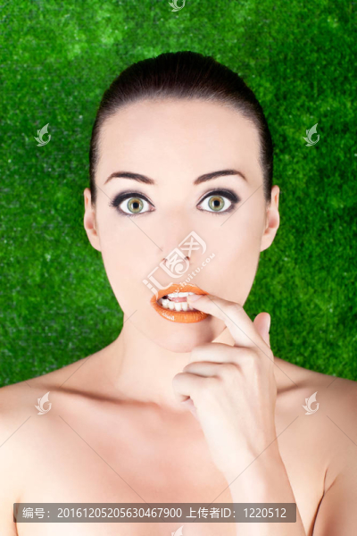 美麗的神經(jīng)質(zhì)的女人咬著她的手指
