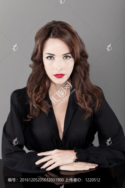 美麗的黑發(fā)女人嚴重勾引黑色休閑