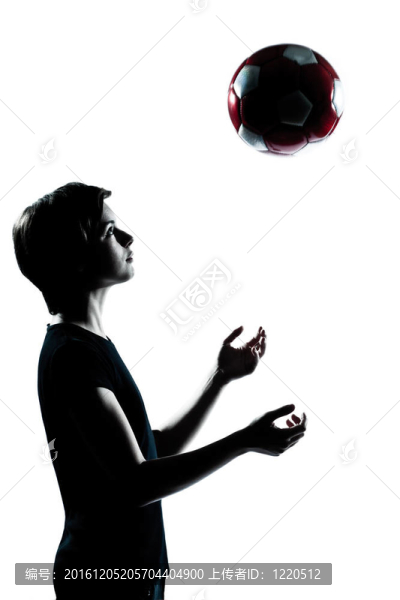 一少年男子女孩剪影踢足球足球
