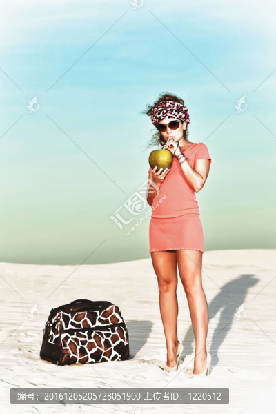 女人在沙漠