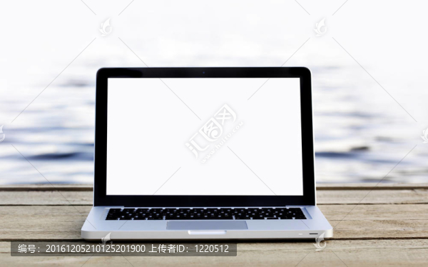 天橋上的筆記本電腦
