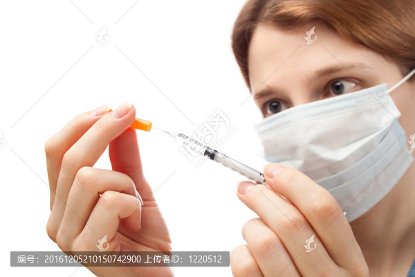 戴面罩注射器的婦女