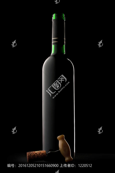 一瓶黑葡萄酒