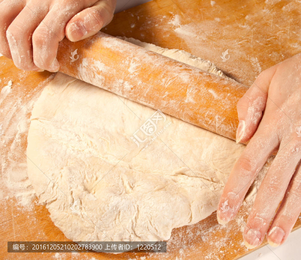 用手搟面團(tuán)