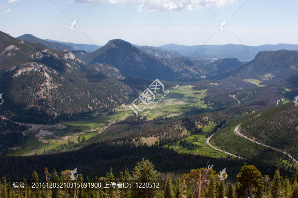 俯瞰落基山脈山谷