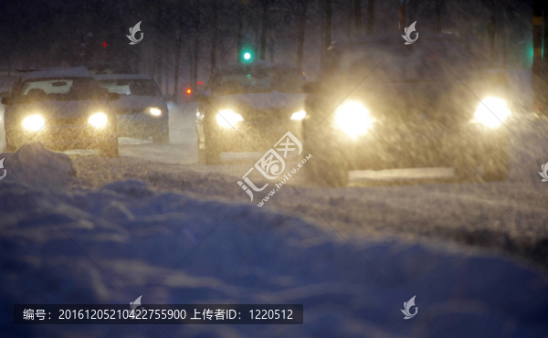汽車在暴風雪