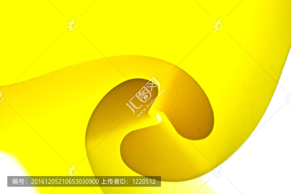 黃色紙張彎曲圖案的背景宏觀圖像。