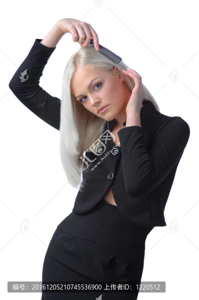 金發(fā)美女梳理頭發(fā)