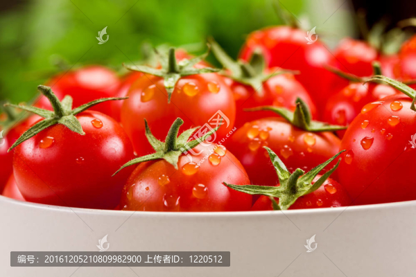 白碗內(nèi)番茄