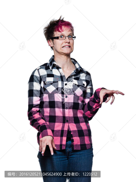 憤怒的年輕女人做鬼臉