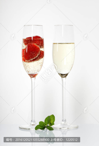 兩杯白葡萄酒和白草莓