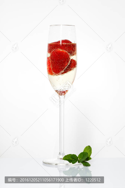 白葡萄酒和白草莓的眼鏡
