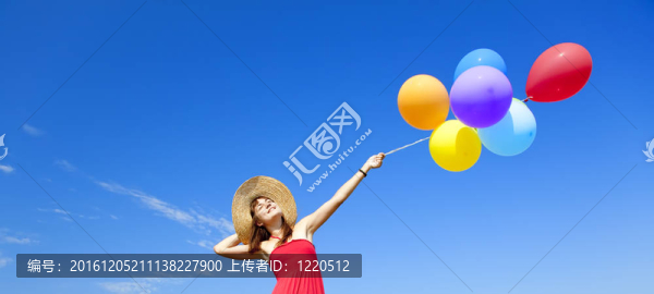 黑發(fā)女孩用彩色氣球在藍(lán)色的天空背景。