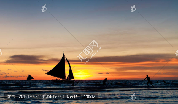 帆船在日落