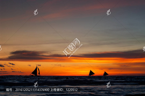 帆船在日落
