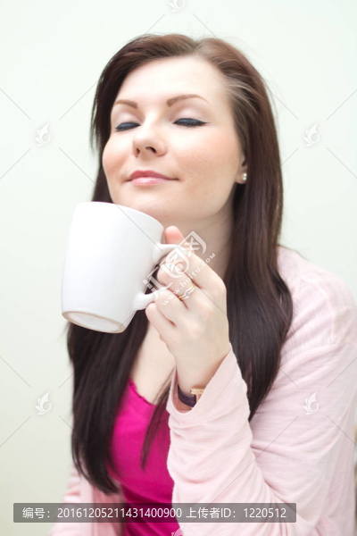 女人喜歡喝杯酒