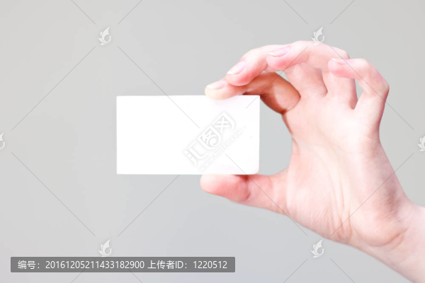 商務卡在灰色背景為您的信息和標志的手