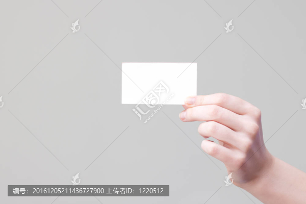商務(wù)卡在灰色背景為您的信息和標(biāo)志的手