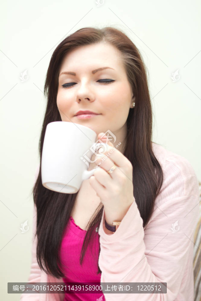 女人喜歡喝杯酒