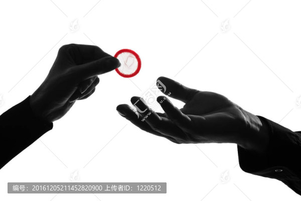 夫妻倆雙手抱著贈(zèng)送安全套近距離