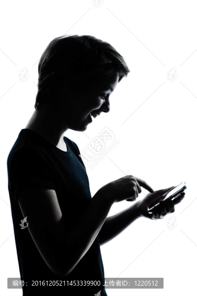 一個白人少年剪影的男孩或女孩的可視電話的視頻游戲的肖像工作室把孤立在白色背景