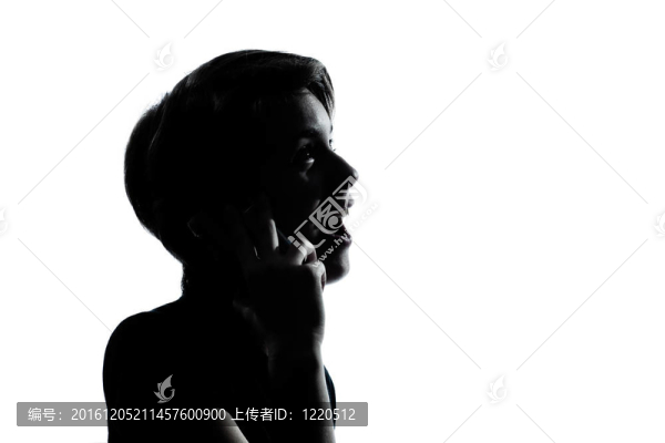 一個(gè)十幾歲的男孩或女孩在電話剪影