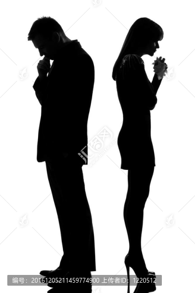 一對(duì)悲傷的男人回想起男人和女人的哭泣