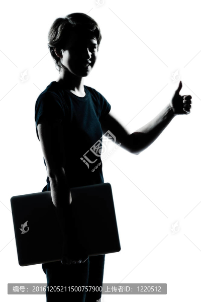 一名白人少年少年剪影女孩抱著手提電腦拇指在工作室的肖像削減了白色背景孤立