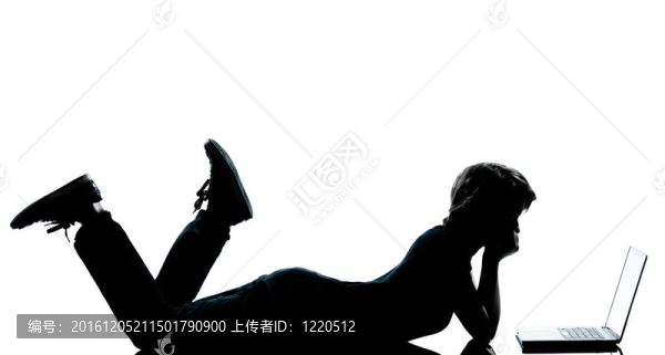 一位白人少年少年剪影男孩女孩電腦計算筆記本電腦躺在前全長工作室在白色背景下裁剪出來