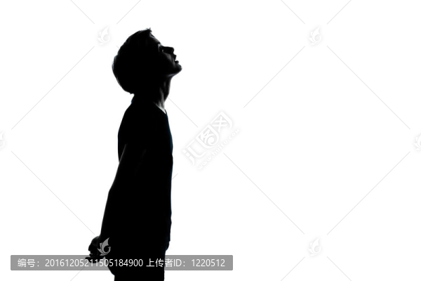 一個年輕的男孩或女孩仰視剪影
