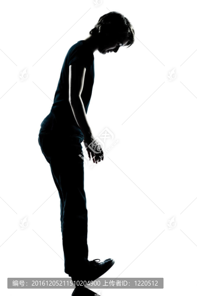 一個白人少年的剪影男孩或女孩站在高跟鞋的平衡，在工作室完全削減了孤立的白色背景