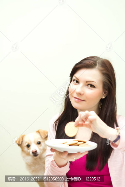 女人與餅干狗看直