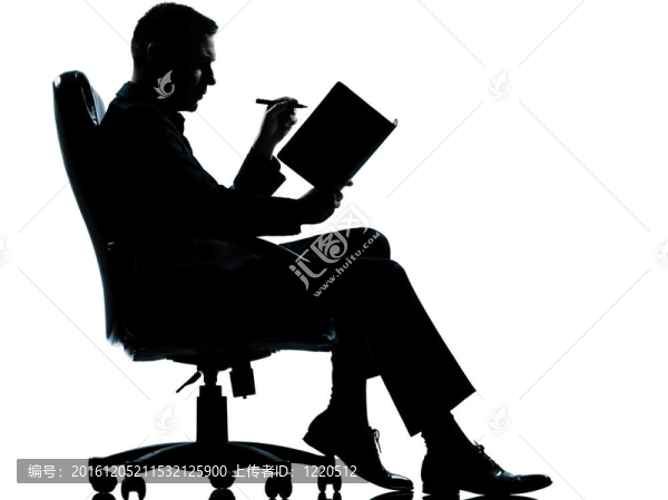 一個白人商人坐在椅子上，在白色背景下孤立的剪影