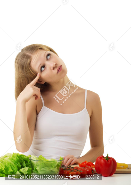 快樂女孩準備素食；廚房里的蔬菜
