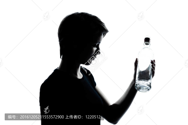 一個白人少年的剪影男孩或女孩肖像持空伏特加酒瓶在工作室削減了孤立的白色背景