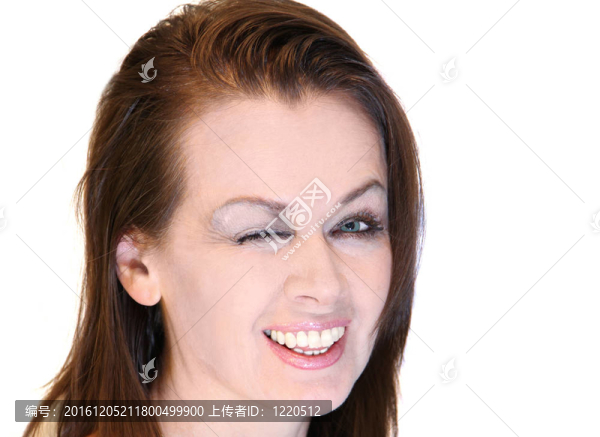 女人微笑眨眼