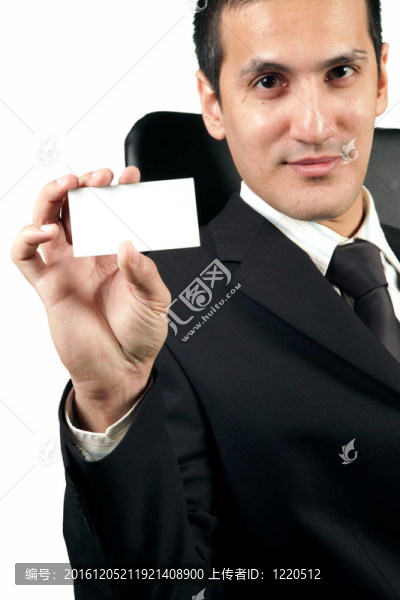 年輕商人展示一張空白卡