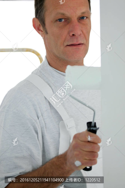 男人畫房間白